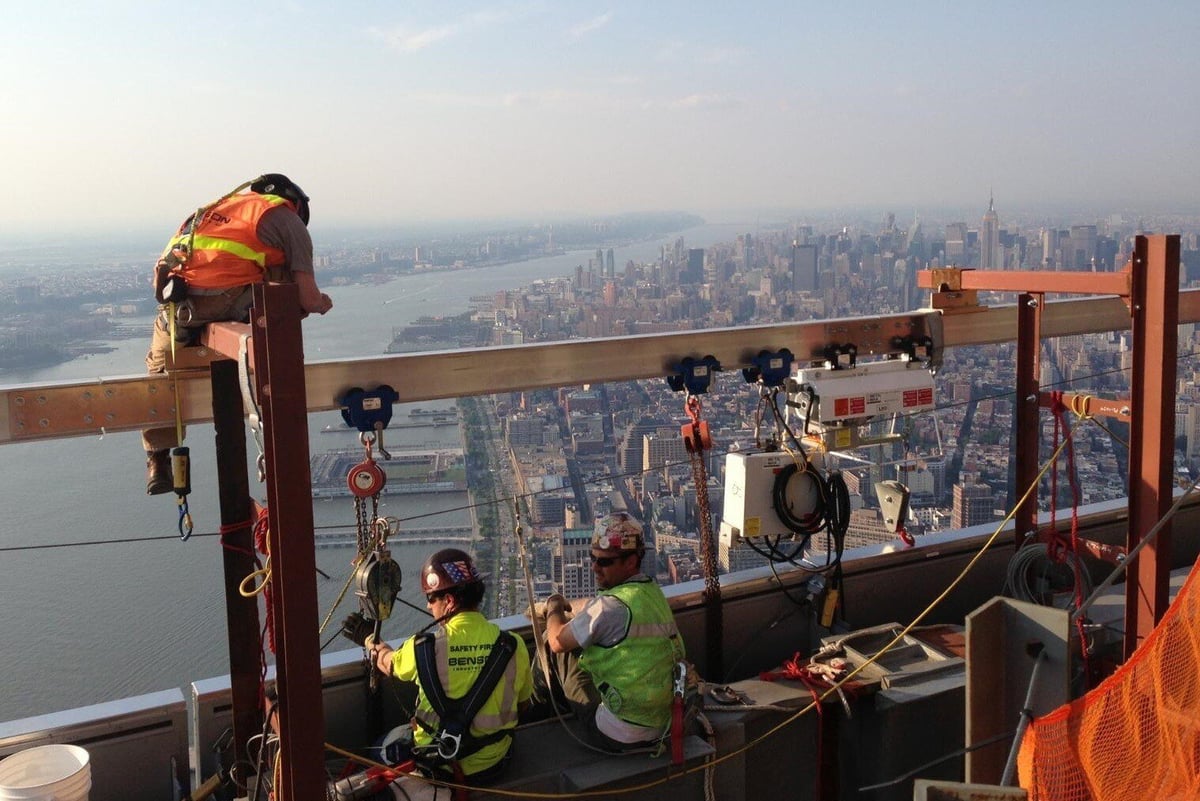 BETAMAX LEO HOISTS INSTALLAING GLASS PANELS WORLD TRADE CENTER NYC